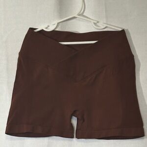 Yeored Brown Women's Athletic Shorts. Size M. V-cut waist. Scrunch.